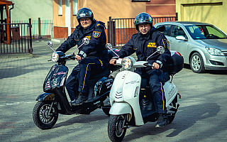 Strażnicy miejscy testują elektryczne skutery